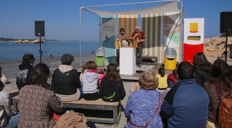 Famílies gaudint d'un dels espectacle infantils de la Vila del Llibre a l'Escala. ACN