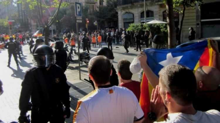 Concentrats a favor d'Òmnium s'encaren a una manifestació de la Falange © ACN