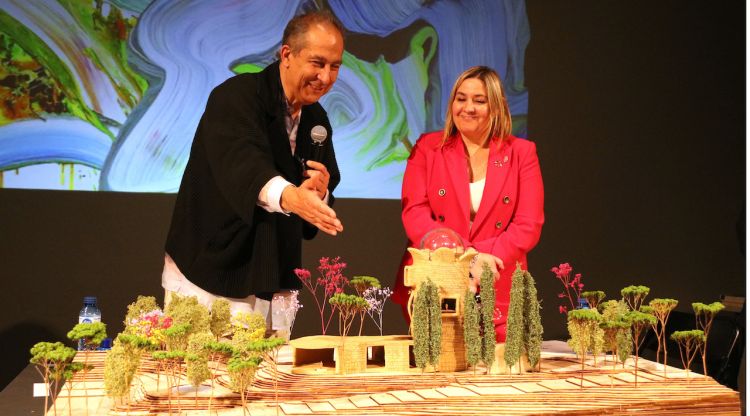 L'arquitecte Enric Ruiz-Geli amb l'alcaldessa de Figueres, Agnès Lladó, i una maqueta del projecte. ACN