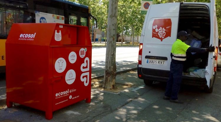 Un dels contenidors de recollida de roba d'Ecosol