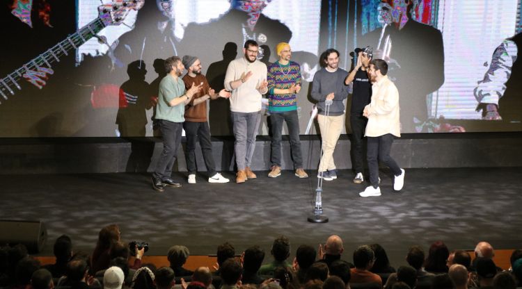 Oques Grasses recollint el segon guardó de la nit dels premis Enderrock; s'han emportat els de millor artista i millor directe. ACN