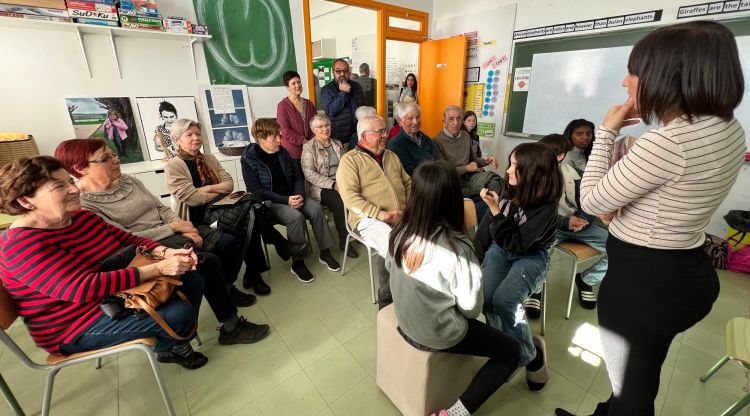 El primer taller de 'Canvia el conte' que s'ha fet a l'escola de Cistella. ACN