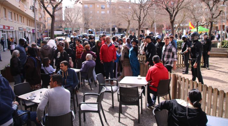 Un grup de manifestants contra VOX a la plaça del Barco. ACN