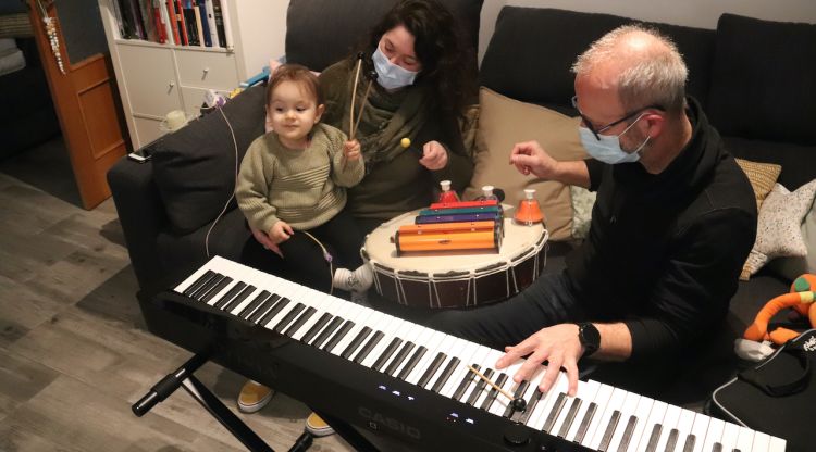 El musicoterapeuta Xevi Compte toca el piano i un xilòfon buscant la interacció amb l'Alejandro, un infant amb una malaltia minoritària. ACN