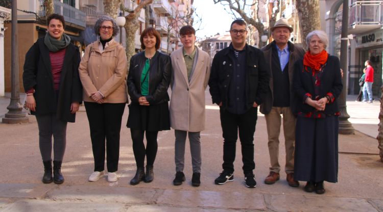 Els guanyadors dels 59 premis Recvll acompanyats de la presidenta dels premis, Maria Mercè Roca (dreta). ACN