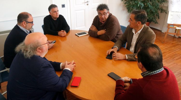 La reunió dels alcaldes dels tres municipis a l'Ajuntament de Sant Feliu de Guíxols després que se'ls hagin multiplicat els costos del tancament de Solius. ACN