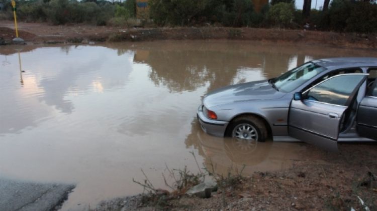 Un cotxe quasi enfonsat a la C-14, al seu pas per la depuradora entre Reus i Salou © ACN