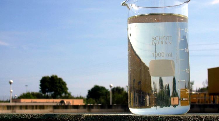 Un recipient amb aigua regenerada