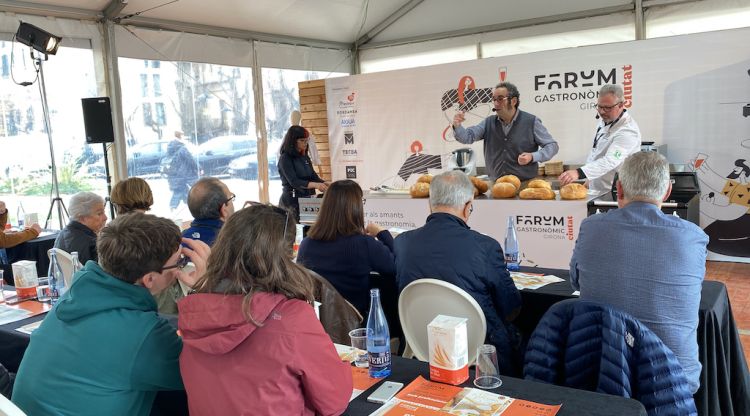 Salvador Garcia-Arbós durant el taller de tast de pa que s'ha celebrat a plaça Catalunya. ACN