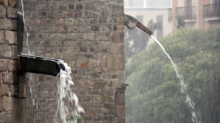 Aigua sortint d'una canal de l'edfici del Museu Diocesà de Barcelona © ACN