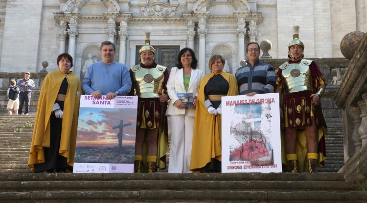 Diversos membres de la Junta de Confraries de Girona en la presentació dels actes de Setmana Santa a Girona als peus de la catedral