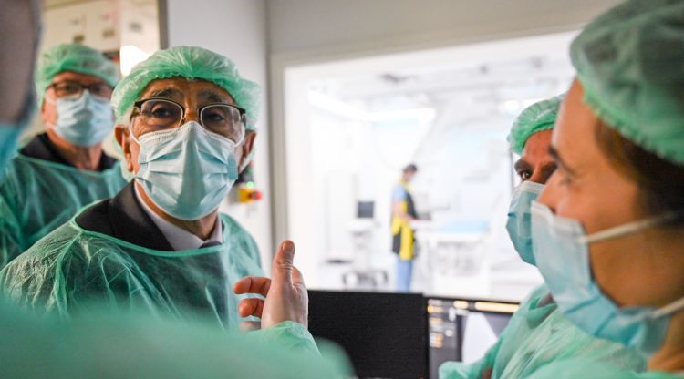 El conseller de Salut, Manel Balcells, en una de les sales de la nova àrea d'intervencionisme de l'hospital Trueta