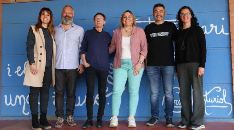 Foto de grup amb l'alcaldessa de Figueres, Agnès Lladó, al centre, durant la presentació dels nous cicles formatius. ACN