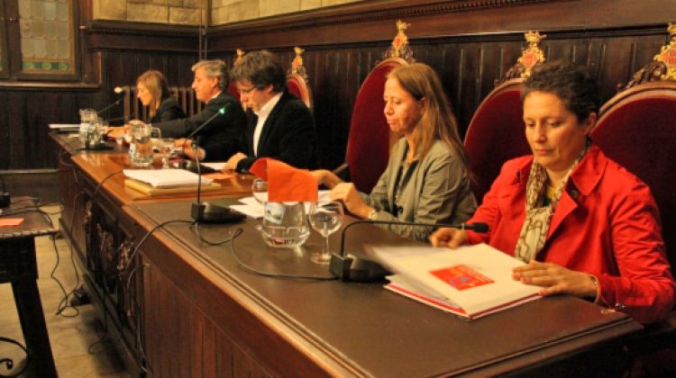 L'alcalde i els tinents d'alcalde, durant l'aprovació de les modificacions d'ordenances per al 2012 © ACN