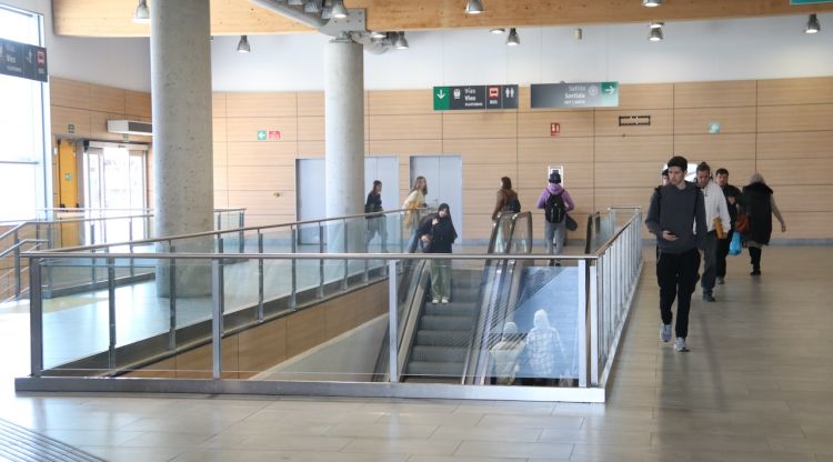 Alguns passatgers baixen a l'estació del TAV de Girona per saber quines alternatives hi ha per viatjar a causa de la incidència en la línia. ACN