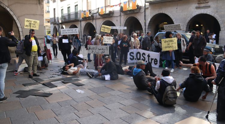 Un centenar de persones sensesostre es concentren davant de l’Ajuntament de Girona per demanar un lloc on dormir. ACN