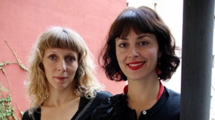 D'esquerra a dreta, les artistes Annabelle Chambdon i Lisa May © ACN