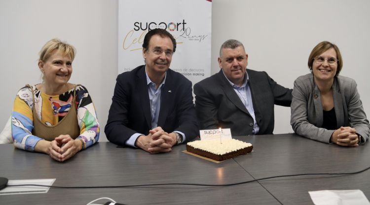 El director i el president de la Fundació Support acompanyats per altres directius de l’entitat amb el pastís d’aniversari del 20è aniversari de l’entitat. ACN