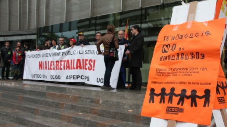 La concentració de Girona s'ha vist deslluïda per la pluja i ha aplegat només una quarantena de persones © ACN