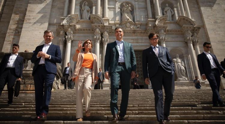 Pedro Sánchez flanquejat per Sílvia Paneque i Salvador Illa a les escales de la Catedral