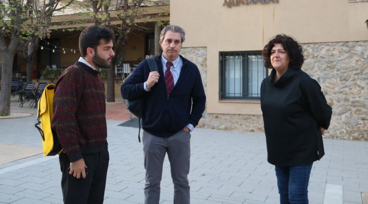 El delegat d'Interior a Girona, Joan Mayoral, i l'alcaldessa de Sant Jordi Desvalls, Núria Martínez, a la sortida de la reunió. ACN