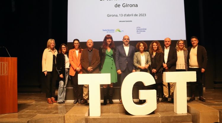 Laia Cañigueral i Marta Madrenas, amb el president de la Taula Gironina de Turisme, autoritats i participants. ACN