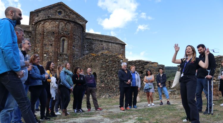 Alguns dels assistents als Tastos Ancestrals d'ahir al monestir de Sant Quirze de Colera. M. Estarriola