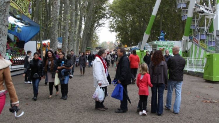 Una imatge de les parades a la Devesa de Girona durant les Fires de Sant Narcís.