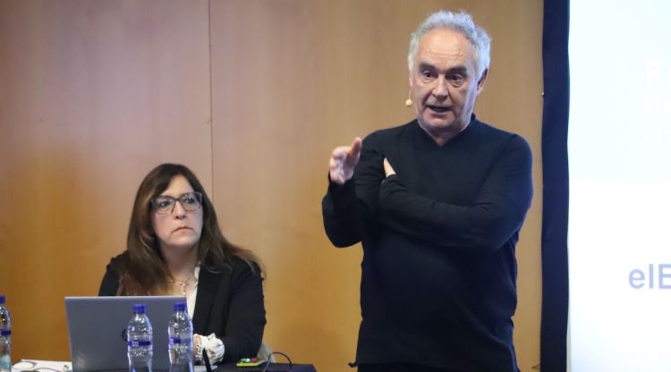 El cuiner Ferran Adrià fa una conferència sobre gestió empresarial. ACN