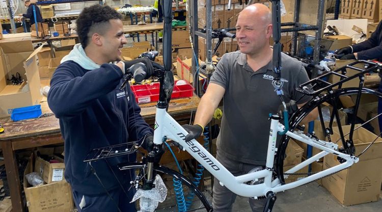 Un jove rep formació en mecànica de bicicletes dins d'un projecte d'inserció laboral d'Ecosol