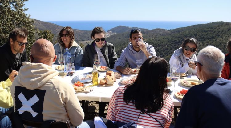 Activitat de senderisme i esmorzar a les vinyes del celler Hugas de Batlle a Colera. M. Estarriola