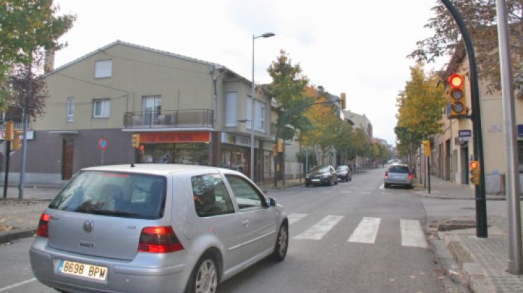 Un cotxe parat en un semàfor d'Olot avui al matí © ACN