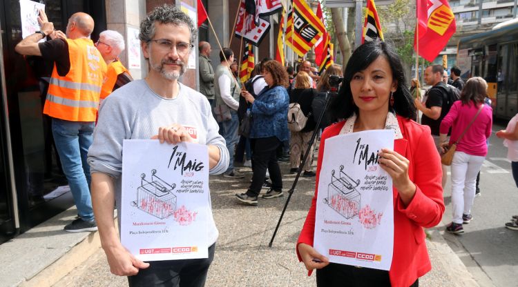 Els secretaris generals de CCOO i la UGT a les comarques gironines, Maxi Rica i Belén López, amb els cartells de la manifestació. ACN