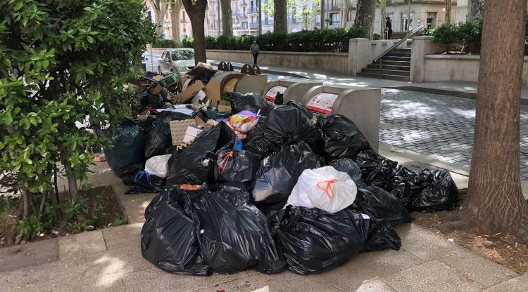 Les escombraries acumulades a la Rambla en el segon dia de vaga. Tramuntana TV