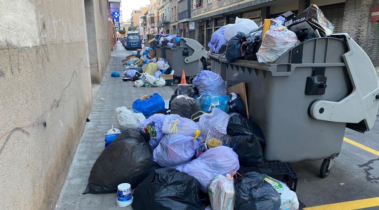 Un carrer proper a l'estació del tren convencional, ahir a la tarda