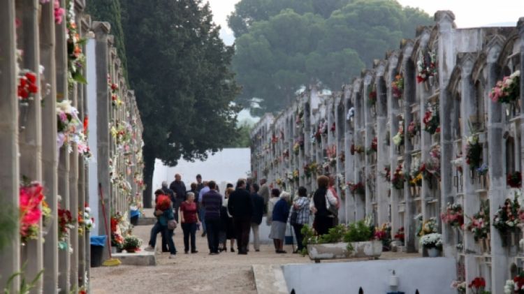 Visitants al cementiri de Tortosa, aquesta diada de Tots Sants © ACN