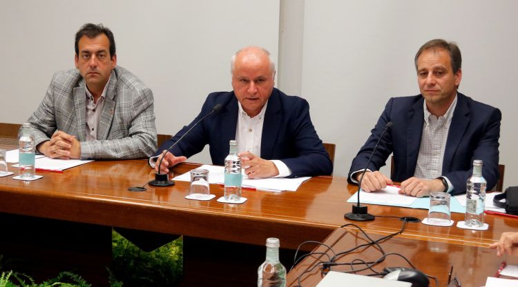 Els tres presidents de les cambres de comerç gironines durant la presentació dels resultats de l'enquesta de clima empresarial. ACN