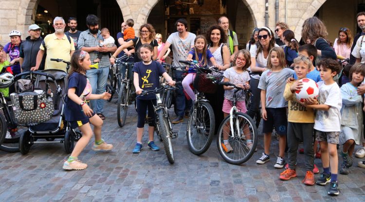 Alguns dels concentrats per reivindicar entorns escolars segurs a Girona. ACN