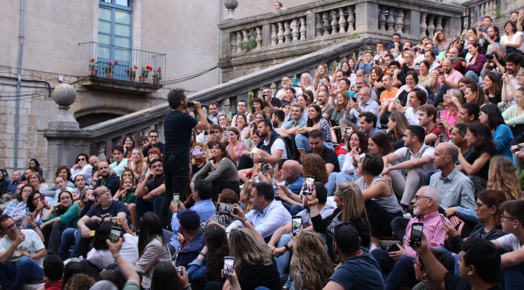 Joan Enric Barceló pujant les escales de la Catedral cantant 'Louisiana o els camps de cotó'. ACN