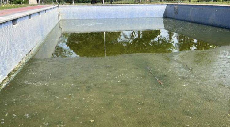 La piscina de la Canyera, pràcticament buida. Marc Sureda