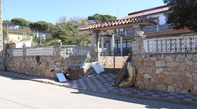 Una casa abandonada en una urbanització de la Selva. ACN