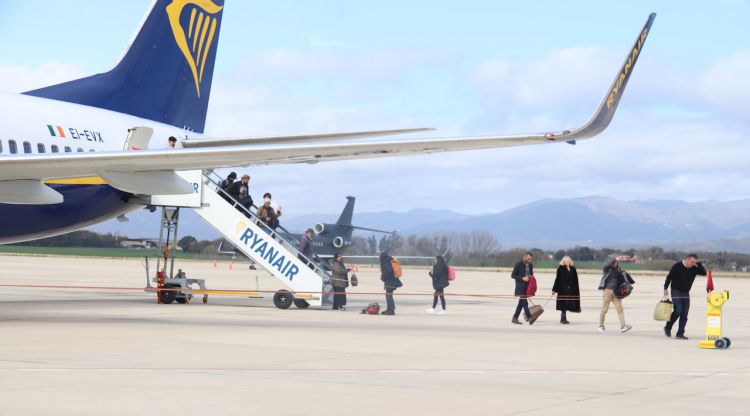 Diversos passatgers d'un vol de Ryanair baixen de l'avió per la porta del darrera a l'aeroport de Girona. ACN