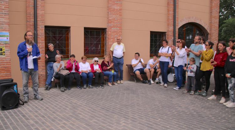 La lectura del manifest contra la variant projectada a Vilafant a l'Ajuntament del municipi. ACN