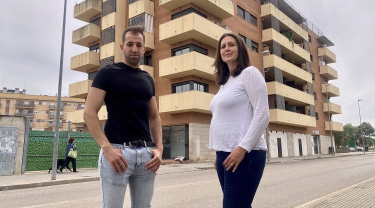 Tarek Cheriha i Eugènia Pascual davant un edifici de la Sareb a Salt