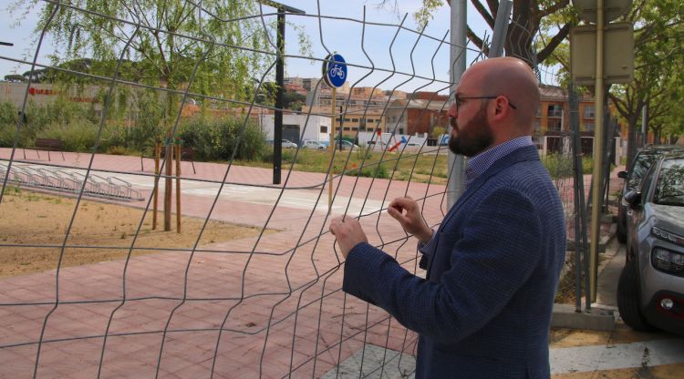 El candidat de Junts a l'alcaldia de Palamós, Raimon Trujillo, al terrents de la prolongació del carrer Enirc Vincke on proposen edificar habitatges de lloguer social. ACN