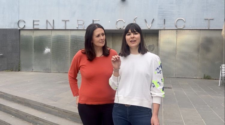 Eugènia Pascual amb Julia Boada davant el centre cívic de Taialà