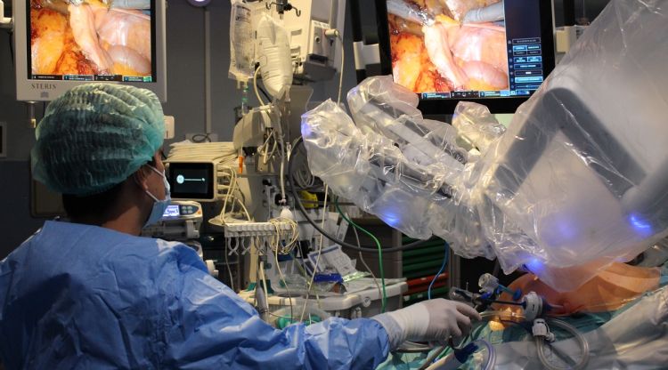 Un moment duant una operació quirúrgica amb el segon robot del Trueta