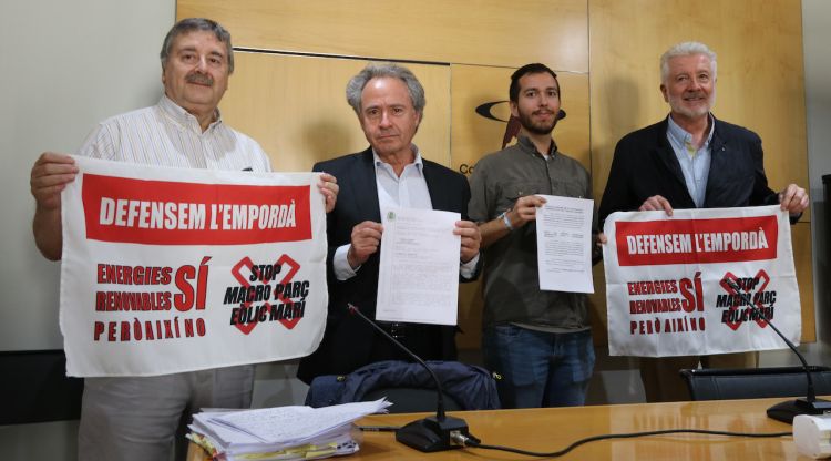 Membres de les entitats contràries al macroparc eòlic marí amb pancartes al Col·legi de periodistes. ACN