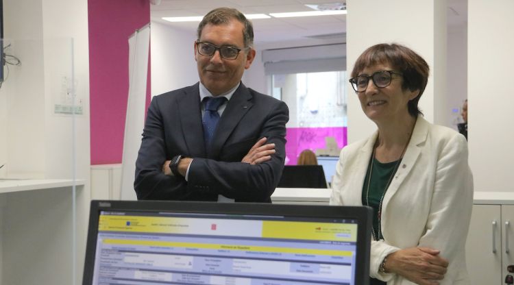 El director de l'ATC, Eduard Vilà, i la secretària d’Hisenda i presidenta de l’ATC, Marta Espasa, a les oficines de Figueres. ACN
