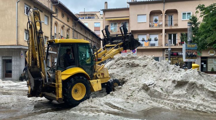 Una retroexcavadora treballa per retirar la pedra que va caure a Sant Hilari Sacalm. ACN